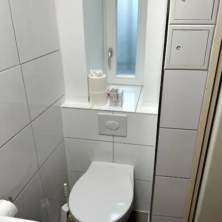 Art Nouveau Ap In Berlins Center * ברלין