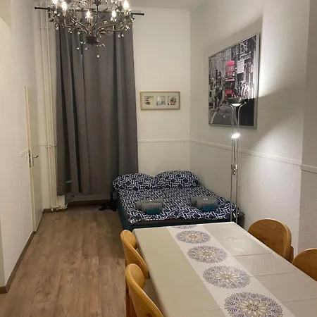 Art Nouveau Ap In Berlins Center דירה